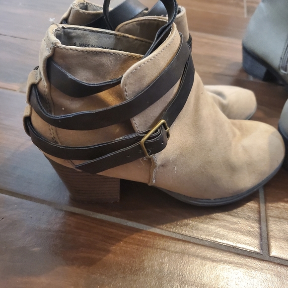 3 pairs of boots, one on right new size 6.5 , middle small heel 6.5 , le… - Picture 4 of 7